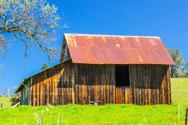 Staré dřevěné stodole s Rusty plechové střeše — Stock fotografie