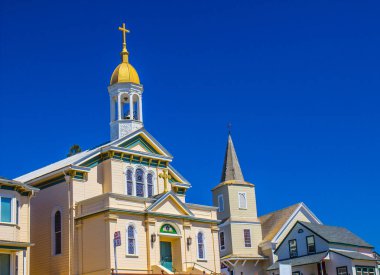 İki kilise çan kulesi, çan kulesi ve haç ile