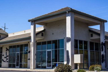 Boş ticari mağaza açık binada bakıma muhtaç