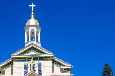 Eski Kilisenin çan kulesi ile çapraz