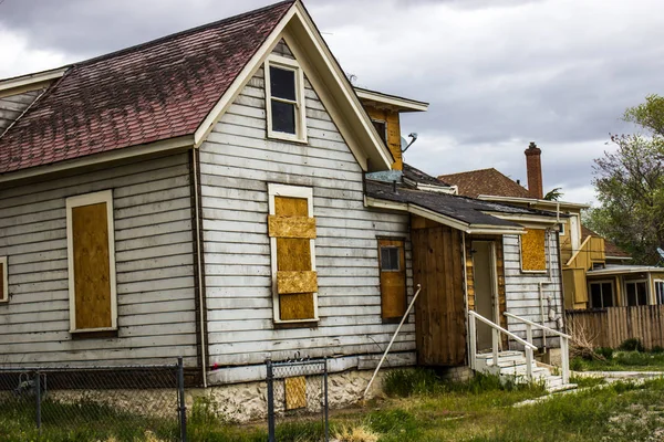 Abandoned Home In Disrepair With Boarded Up Windows — Stock Photo, Image