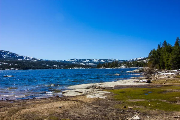 Shoreline At Mountain Lake In Springtime — Stock Photo, Image