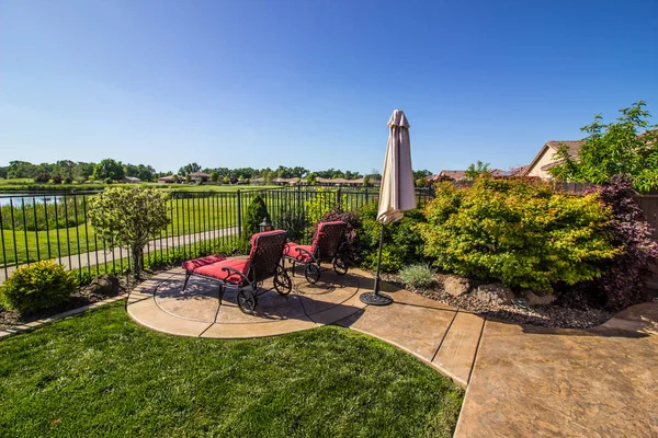 Sillas de salón con vistas a Green Field y Blue Pond — Foto de Stock