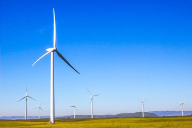 Yel değirmenleri Dağları ile Üreten enerji alanı