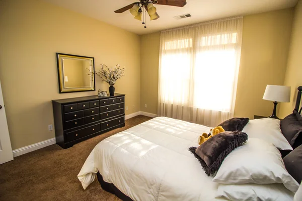 Dormitorio moderno con vestidor negro y acompañamiento — Foto de Stock