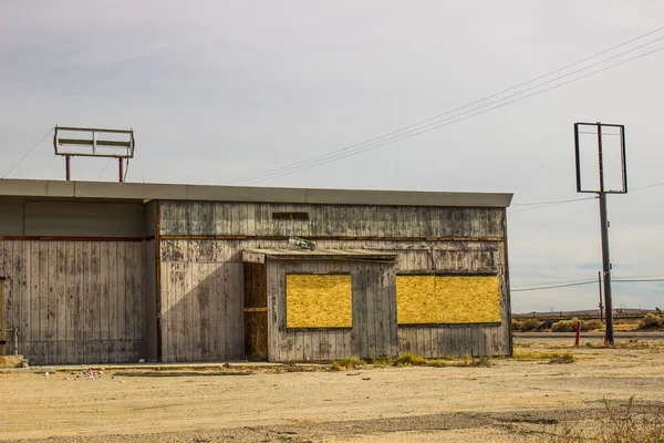 Edificio comercial abandonado con ventanas tapiadas y en mal estado —  Fotos de Stock