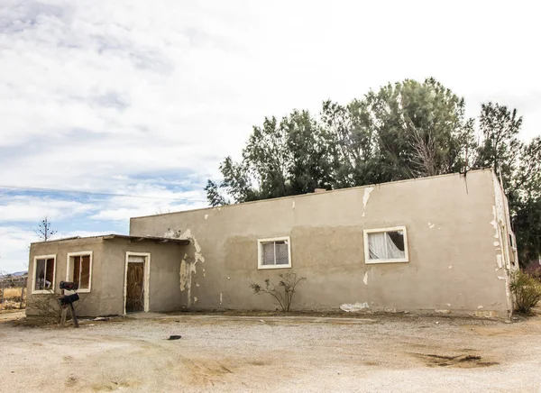 Una historia abandonada Adobe Home con ventanas tapiadas — Foto de Stock