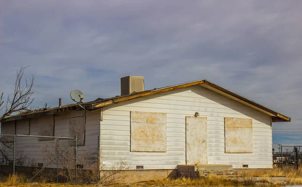 Finestre e porte sbarrate sulla casa abbandonata — Foto Stock