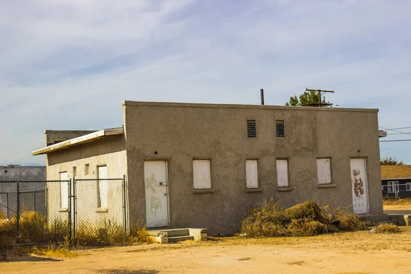 Abandonado um edifício da história com janelas e portas embarcadas — Fotografia de Stock