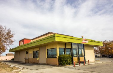 Başarısız Ticari Sürücü Thru Binası Terk Edildi