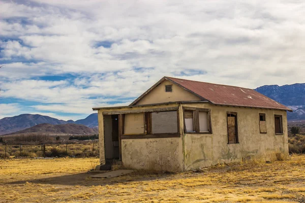 Casa di una storia abbandonata dura — Foto Stock