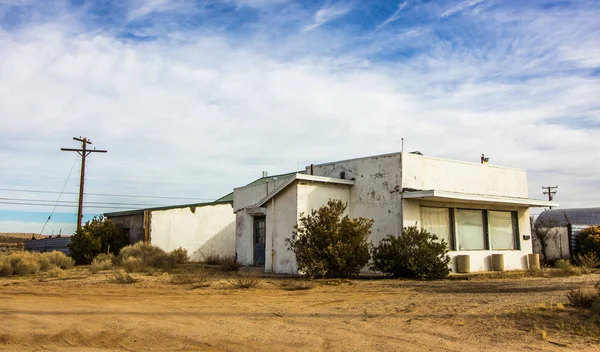 Bâtiment endommagé dans la ville déprimée du haut désert — Photo