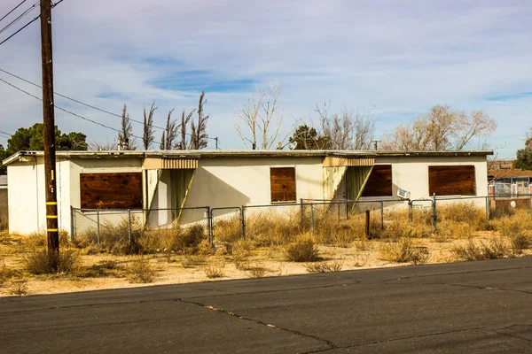 Duplex abbandonato con finestre sbarrate — Foto Stock