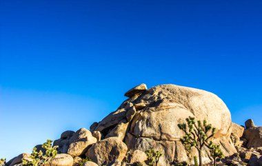 Kaliforniya Çölünde Pürüzsüz Kaya oluşumu