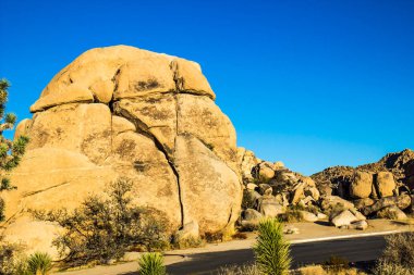 Yüksek Çölde Büyük Kaya oluşumu