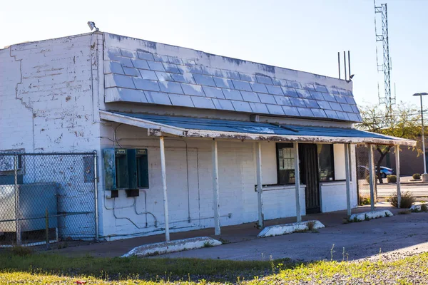 Edificio comercial abandonado en mal estado — Foto de Stock