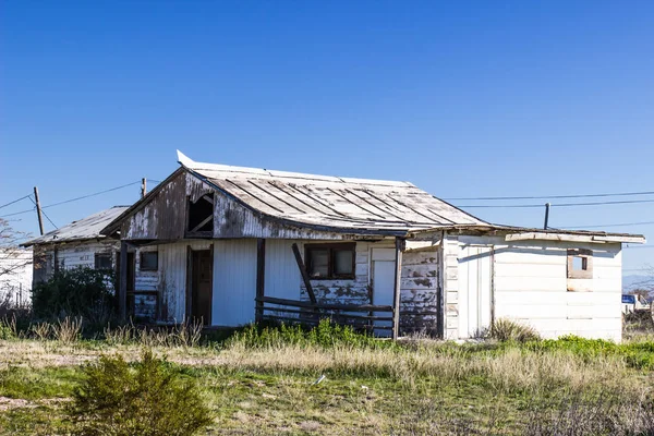 Vecchia casa abbandonata con vernice peeling — Foto Stock