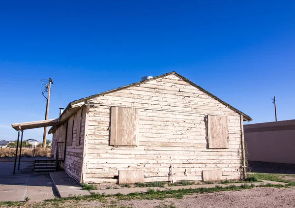 Antiguo Hogar Resistido Con Pintura Pelada Ventanas Tapiadas — Foto de Stock