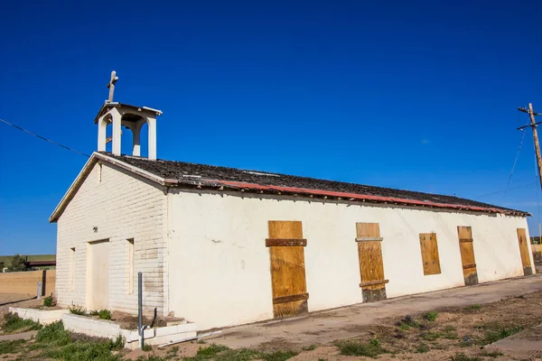 Igreja Abandonada Velha Disrepair Com Janelas Embarcadas Acima — Fotografia de Stock