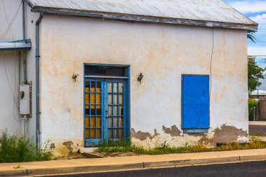 Terk Edilmiş Binanın Giriş Penceresi ve Kapısı Kapalı