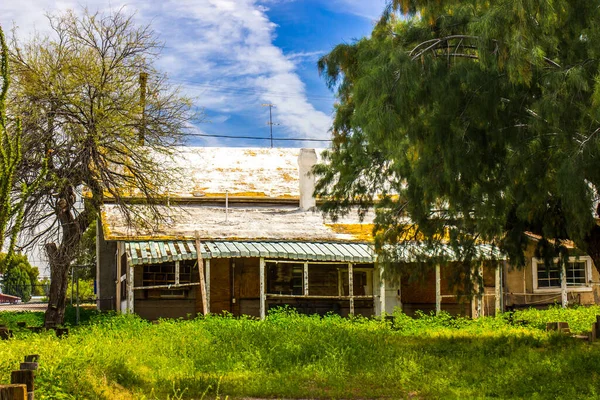 Vieja Casa Abandonada Una Historia Con Voladizo Toldo Fallido — Foto de Stock