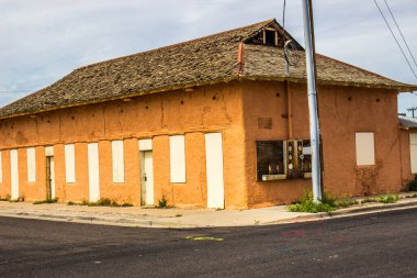 Terk Edilmiş Köşe Bloğu Ticari Bina Önü