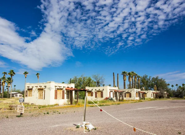 Old Abandoned Motel Unit Met Afgeschermde Ramen Deuren — Stockfoto