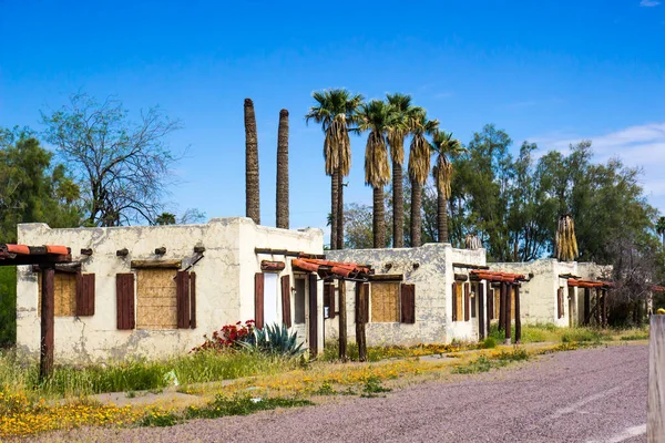 Fila Unidades Abandonadas Com Janelas Embarcadas — Fotografia de Stock