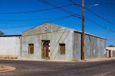 Süslü Yazılı Eski Terk Edilmiş Köşe Bina Demir Pencere 