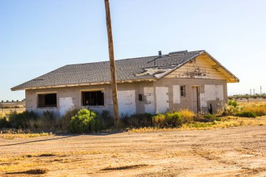 Terk Edilmiş Bir Seviye Ev Tamir Ediliyor
