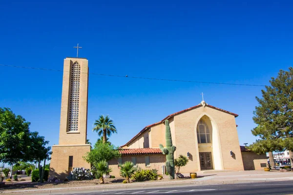 在沙漠地区有十字路口的教堂前面 — 图库照片
