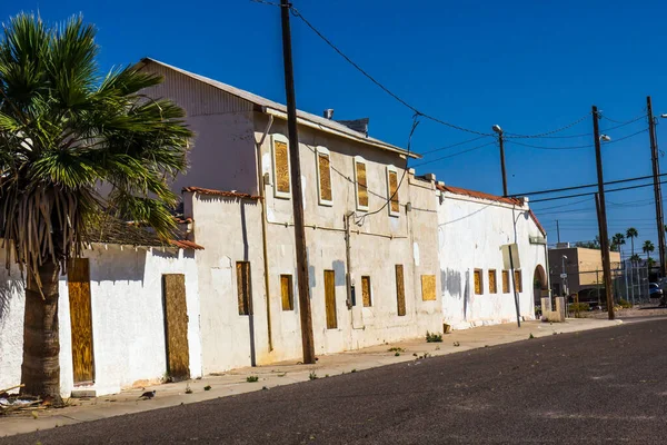 Edificio Dos Pisos Con Ventanas Puertas Tapiadas —  Fotos de Stock