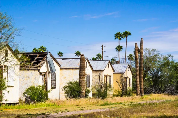 Reihe Verlassener Gebäude Mit Metalldächern — Stockfoto