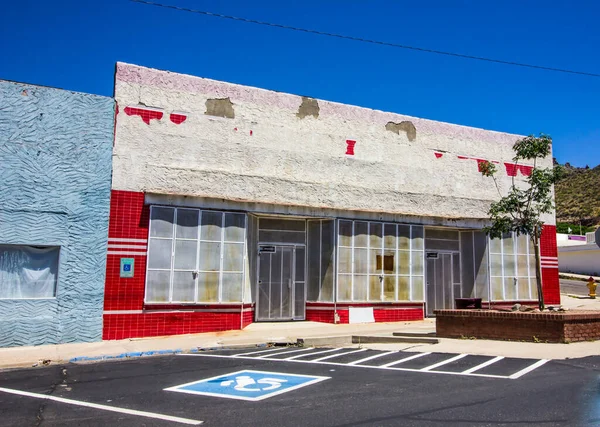 Abandonado Loja Edifício Dianteiro Com Malha Arame Sobre Janelas — Fotografia de Stock