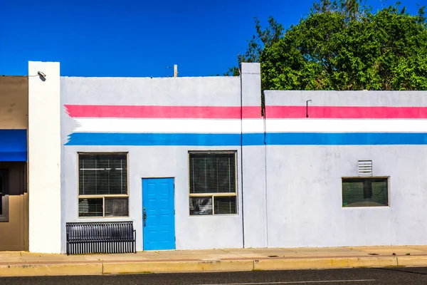 Edifício Vazio Com Listras Vermelhas Brancas Azuis — Fotografia de Stock