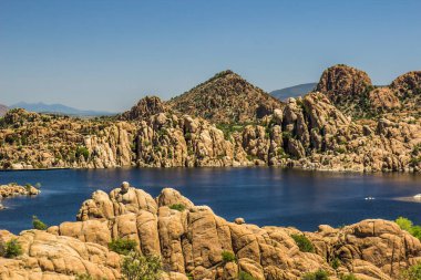 Eşsiz Kaya oluşumlarıyla Dağ Gölü Kıyısı