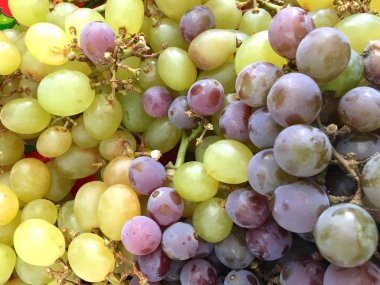 yeşil ve kırmızı üzümler