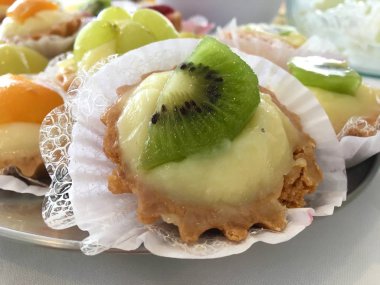 küçük meyveli kek