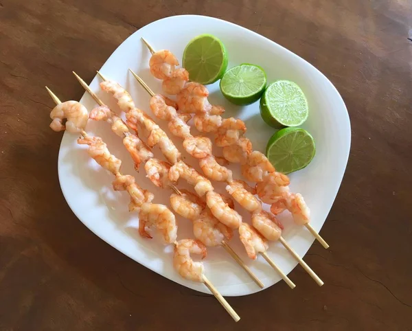 Camarones a la parrilla en pinchos —  Fotos de Stock