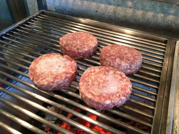 Grillezés négy hamburgerek — Stock Fotó