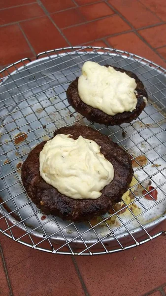 Burger daging dan keju — Stok Foto