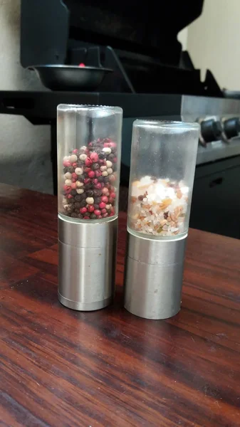 Перец и густая соль — стоковое фото