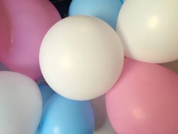 Белые, розовые и голубые шарики — стоковое фото