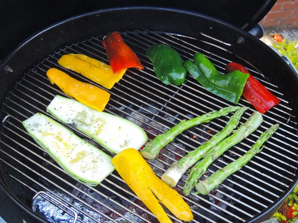 Kolorowe warzywa na grillu — Zdjęcie stockowe