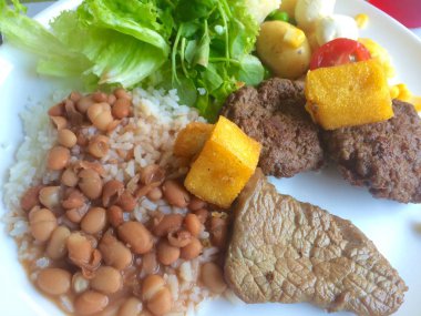 İle çeşitli yiyecek çanak