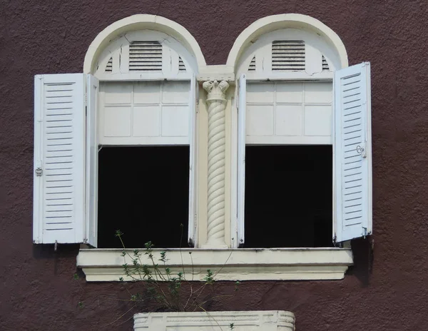 Два открытых окна — стоковое фото