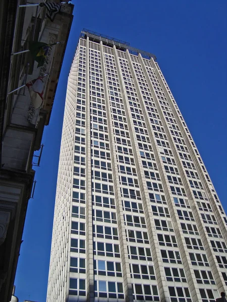 Yüksek kurumsal bina — Stok fotoğraf
