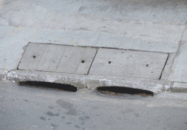 Bir kaldırımda kuyu