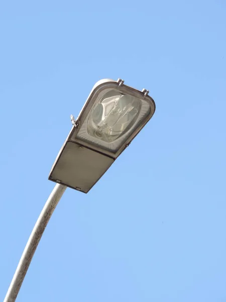 Poste metálico con lámpara —  Fotos de Stock