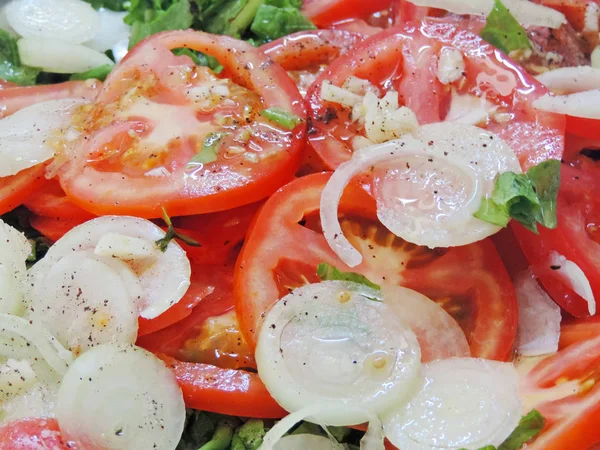 Ensalada de tomates y cebollas —  Fotos de Stock